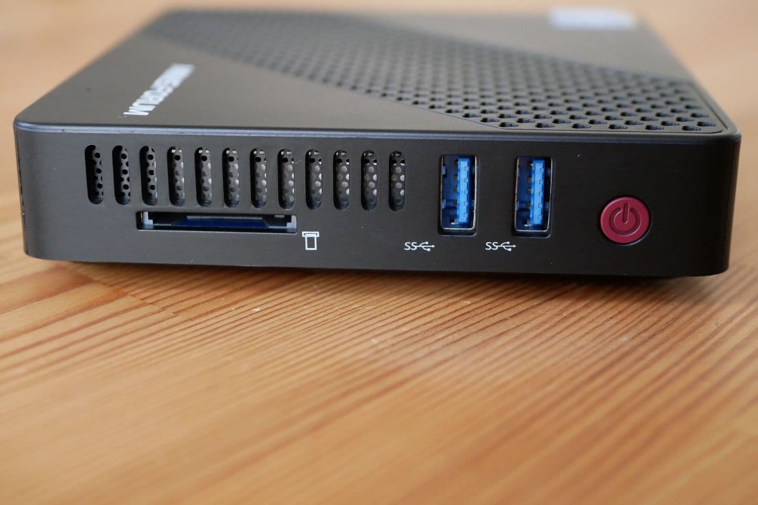 HP All in One vs a Mini PC and Monitor for Dubai Desks