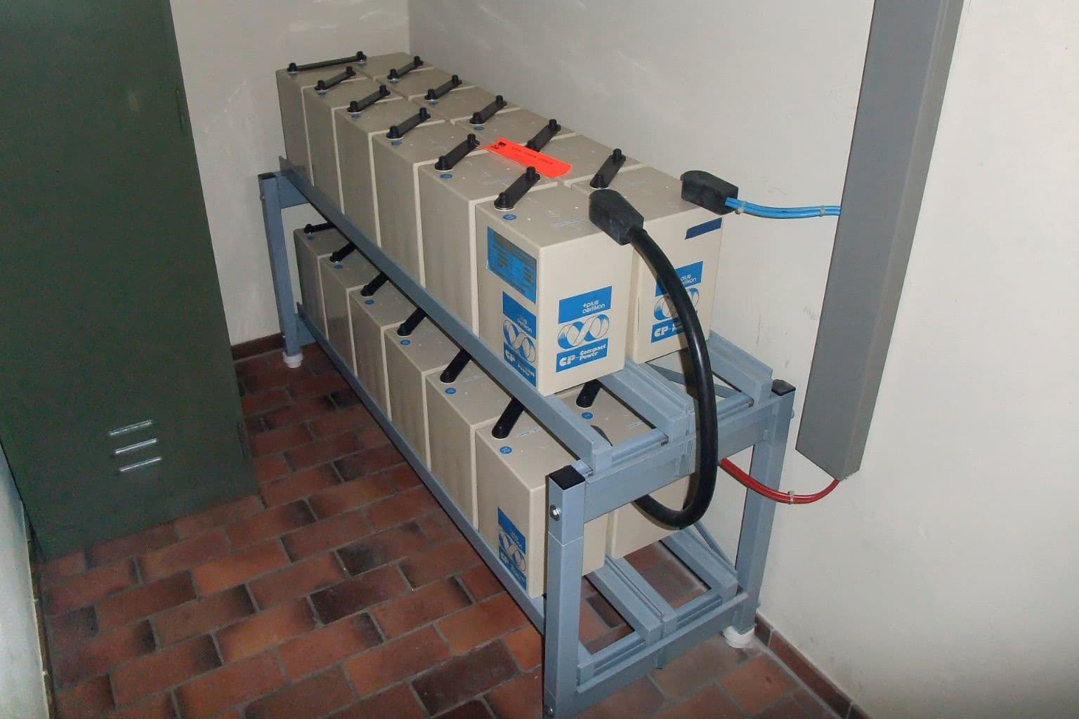 UPS Battery Replacement Cycles in UAE Conditions
