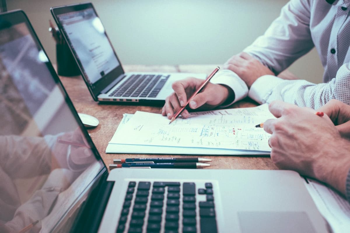 Business Laptops Versus Consumer Laptops for UAE Companies