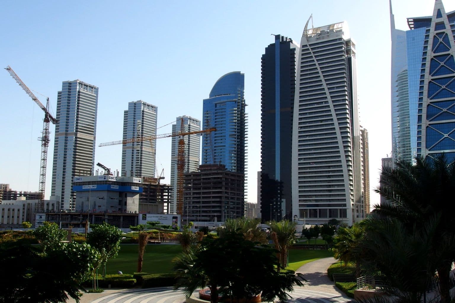 How Many Access Points Does a Dubai Office Floor Need?