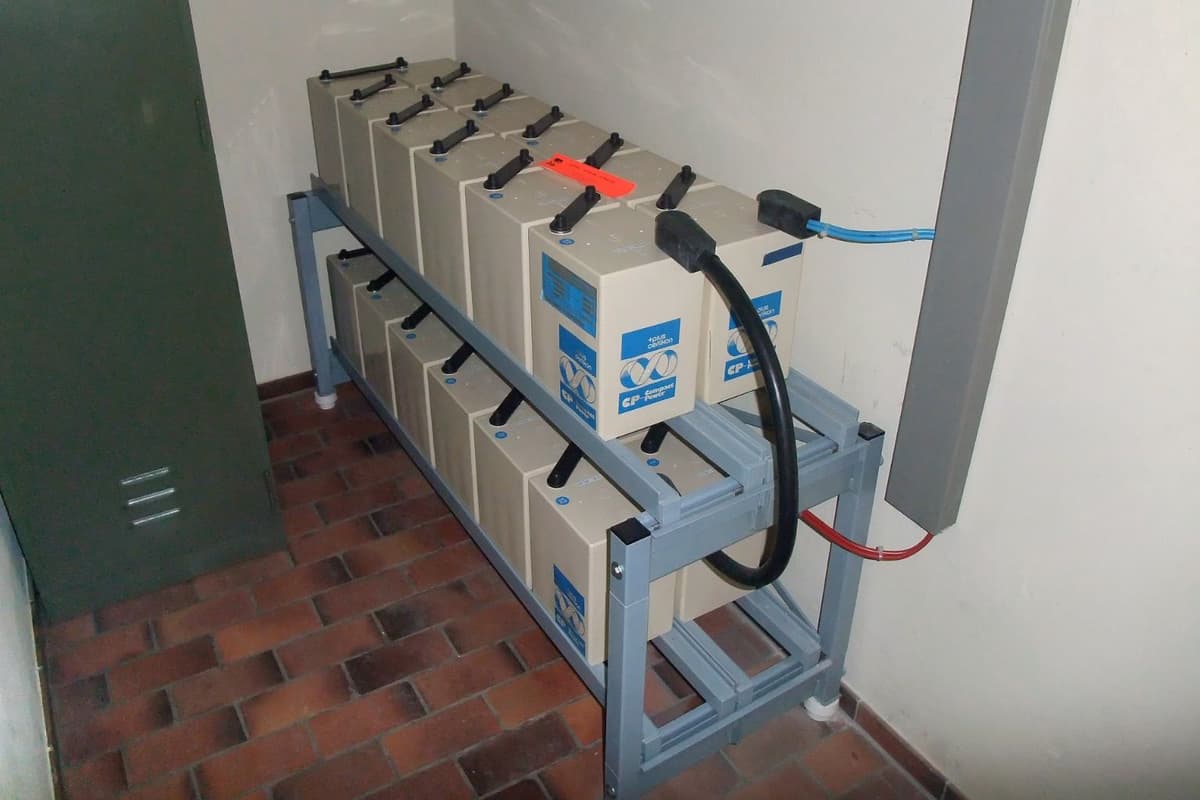UPS Battery Replacement Cycles in UAE Conditions